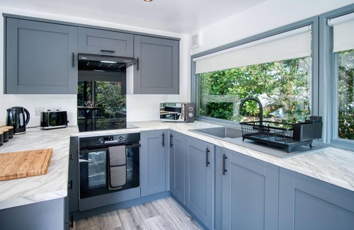 Penally Ski Chalet | Cedars Lodge - Hot Tub - Penally - Tenby