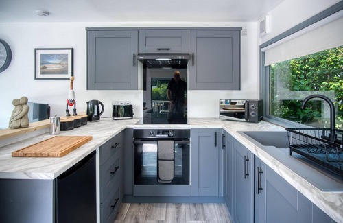 Penally Ski Chalet | Cedars Lodge - Hot Tub - Penally - Tenby