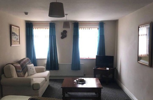 Londonderry Apartment | Central 2-Bed Apt, Sleeps 5 above Great Derry Pub
