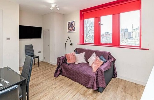 Wigan Apartment | Central 2 Bed House Sleeps 6