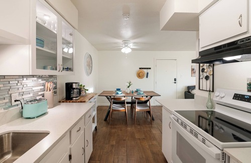 Casas Adobes Condo | Central 2bdr Gem w/King Bed