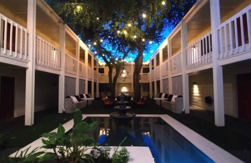 Brentwood Apartment | Central 2BR king suite with pool and gym