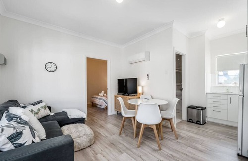 Victor Harbor Apartment | Central and modern 2 bedroom unit at Smugglers