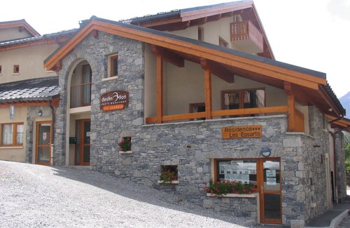 Lanslevillard Apartment | "Central Apartment for 5, Near Slopes, Balcony, Parking, and Free Wi-Fi"