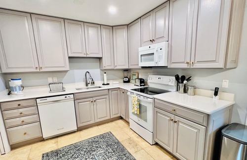 Central Beach House | Central Beach Cozy and Convenient Beachside.