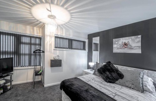The Westside House | Central Birmingham 3 Bed Spacious 4 Floor Property