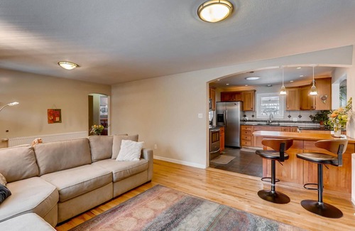 Baseline Sub House | ~ Central Boulder Gem - Walk to CU/Folsom - 20 acre park out the back gate ~