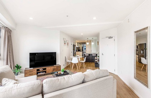 Auckland Central Business District Apartment | Central CBD Apt | Balcony & Parking | Zodiak Stays