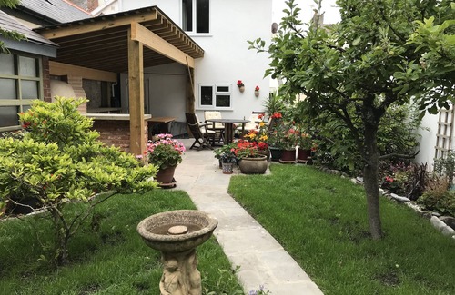 Lyme Regis House | Central character home, parking/garden/pizza oven, 3 minutes level walk to beach