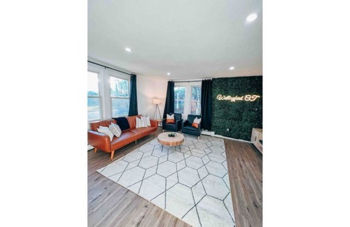 Yalesville Apartment | Central & Chic Apt Sleeps 7 (2 kings, 2 full beds) no cleaning fee