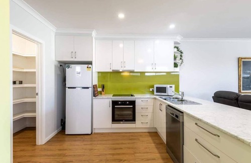 Myrtleford House | Central Chic-Stylish two-storey townhouse