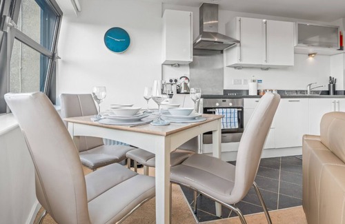 Reading Apartment | Central City View Apartment|Parking|2 Bed|3 Guests