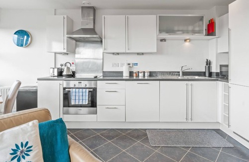 Reading Apartment | Central City View Apartment|Parking|2 Bed|3 Guests