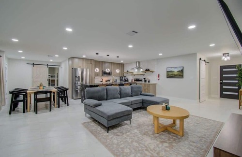 Houston House | Central Convenience x Modern Luxury - Heart of Houston