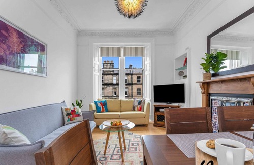 Leith Apartment | Central Cozy 2BR-1BA-Princes Street