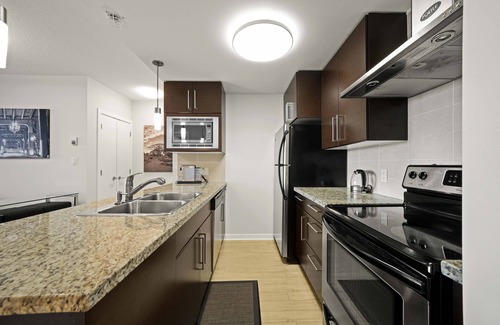 Crosstown Condo | Central Downtown Vancouver, Sleeps 5, Pool./Gym/Sauna