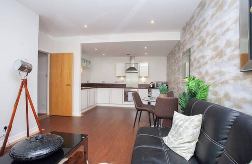 City Centre Glasgow Apartment | Central Glasgow Flat with Juliet Balcony