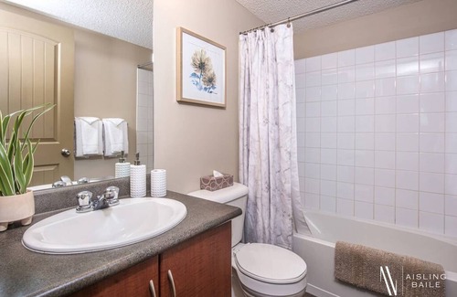 East Kootenay Condo | ⭐Central Ground Floor | Spacious | Pool | Hot Tub⭐