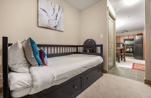 East Kootenay Condo | ⭐Central Ground Floor | Spacious | Pool | Hot Tub⭐