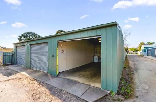 Wagga Wagga Apartment | Central guest studio with secure parking!n