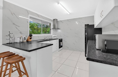 Southport Apartment | Central Located 3 Bedroom Unit in Southport