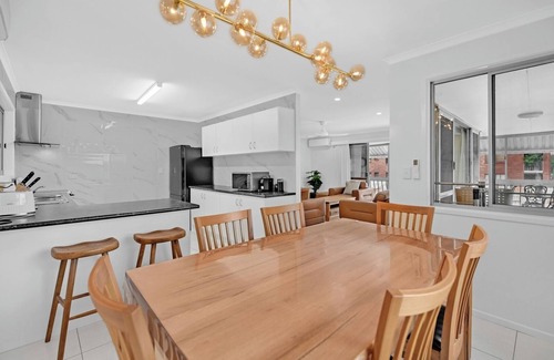 Southport Apartment | Central Located 3 Bedroom Unit in Southport