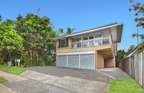 Southport Apartment | Central Located 3 Bedroom Unit in Southport