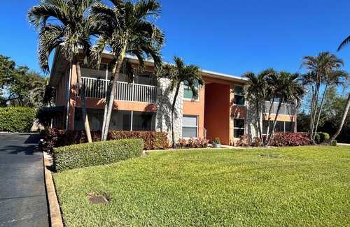 Central Naples Condo | Central Naples Condo (1 W) Close to beach