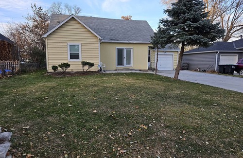 Omaha House | Central Omaha. 15 minutes to anywhere! clean safe home. Near Childrens hospital