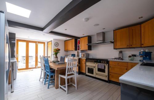 Chysauster House | Central Penzance, Modern stylish home, Near Seafront with Gated parking