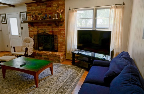 Leon Valley House | Central SA Stay at its Finest, Room for 12