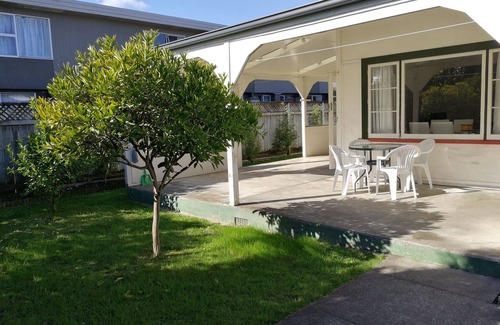 Palmerston North House | Central Spacious House With Backyard And Patio