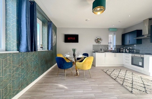 Whitton Apartment | Central Stylish One Bedroom Unit in Twickenham