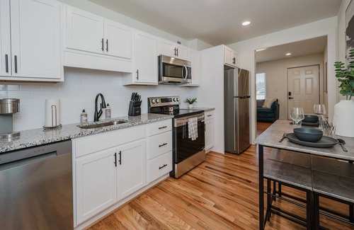 Civil Rights Historic District Condo | Central Suites Trio-Groups/Multi-King Beds/Parking