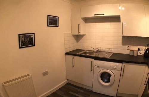 Kelvinbridge Apartment | Central/West End 1 Bed Apartment - Private carpark