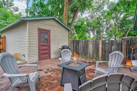 Colorado Springs House | CentralAC*Smart TVs*FirePit*BBQ*King*FullKitchen