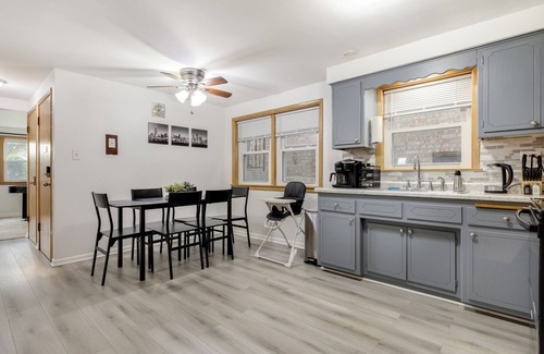 Forestview House | CentralChgo/2BR1Bath/PublTrans/Wifi/Garage/Laundry