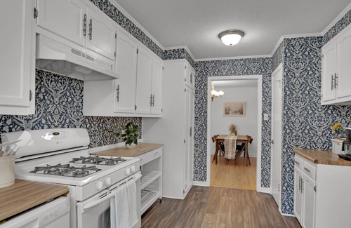 Broadmoor House | Centralized Nook, 2 bedrooms, Big Backyard