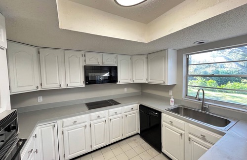 Town N County Park House | Centrally 2BR/2BA Creek House with Washer, Dryer and Parking