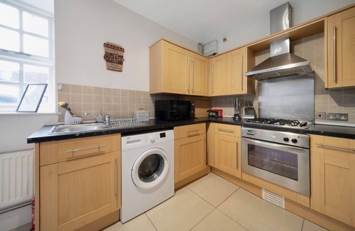 Gloucester Apartment | Centrally located Smart TV WiFi