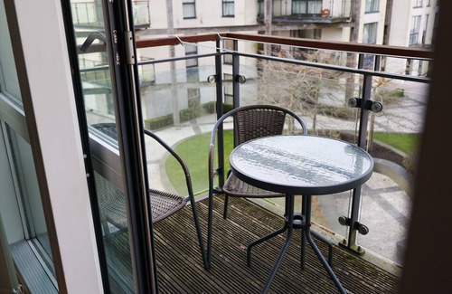 Birmingham Apartment | Centrally located 1BR Apt | Edg Cricket, University of Bham, Priory Hosp & Park