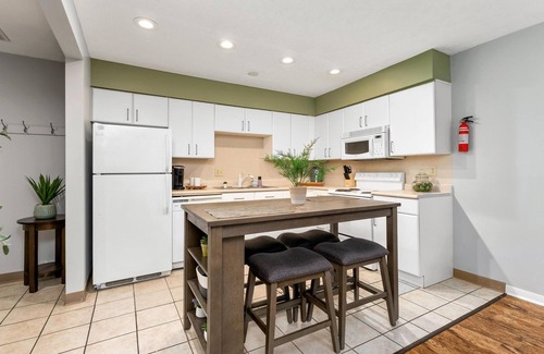 University District Apartment | Centrally located 2 Bed