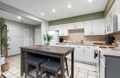 University District Apartment | Centrally located 2 Bed