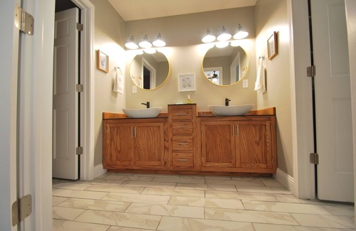 Picadome Hotel | Centrally located 4 bed, 3 bath near Kroger field, Rupp, golf, and hospitals.