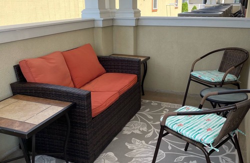 Gold Coast Condo | CENTRALLY LOCATED, 4BR/3BA, SLP 10, HANDICAP ACCESSIBLE, STEPS TO BEACH