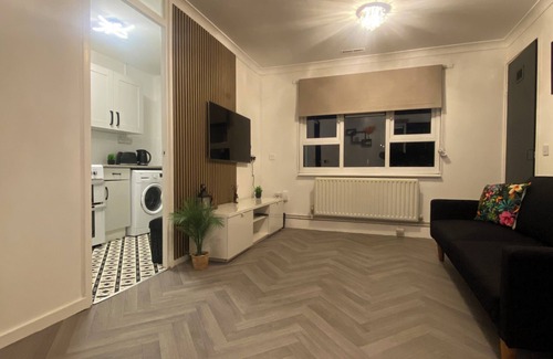 Walsall Apartment | Centrally Located Apt - Free Parking