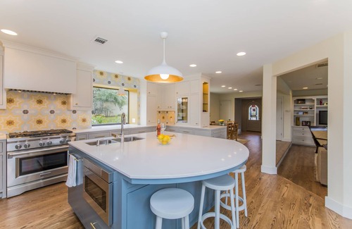 Barton Hills House | Centrally located| Downtown | Private Pool | 5 Bed./4 Bath