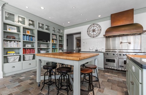 Neenah House | Centrally located Fox Valley estate in sought-after Neenah