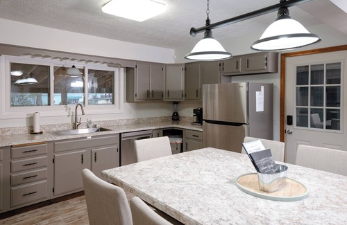 Geneva House | Centrally located local wineries, GOTL, and Spire. Walk to winery, coffeehouse