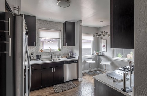 North Park Hill House | Centrally located & modern 4BD/2Bath with hot tub 10 mins to Downtown